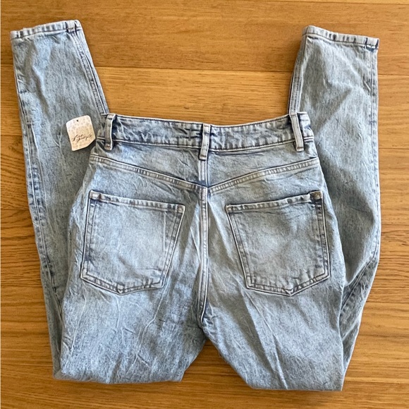 Free People X We The Free Zuri Mom Jean in Lived in Blue - Picture 5 of 5